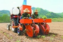 当播种的双手被钢铁替代 种植机械如何重塑人类耕耘